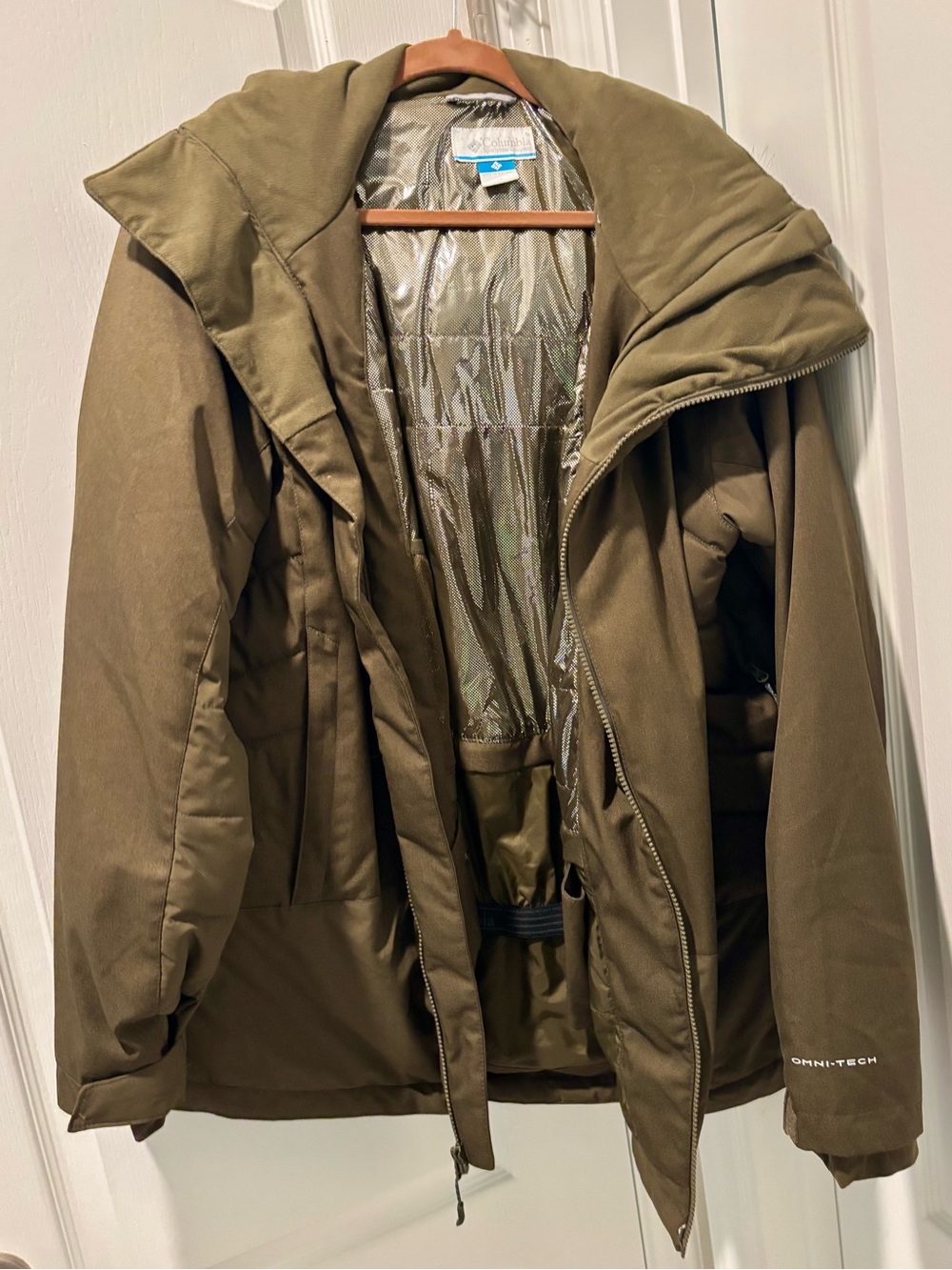 EUC Women’s Columbia Omni-Tech Jacket with hood. Size 1X